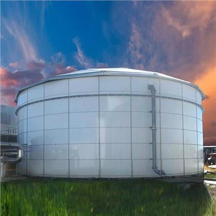 Sklo zatavené do ocelové nádrže